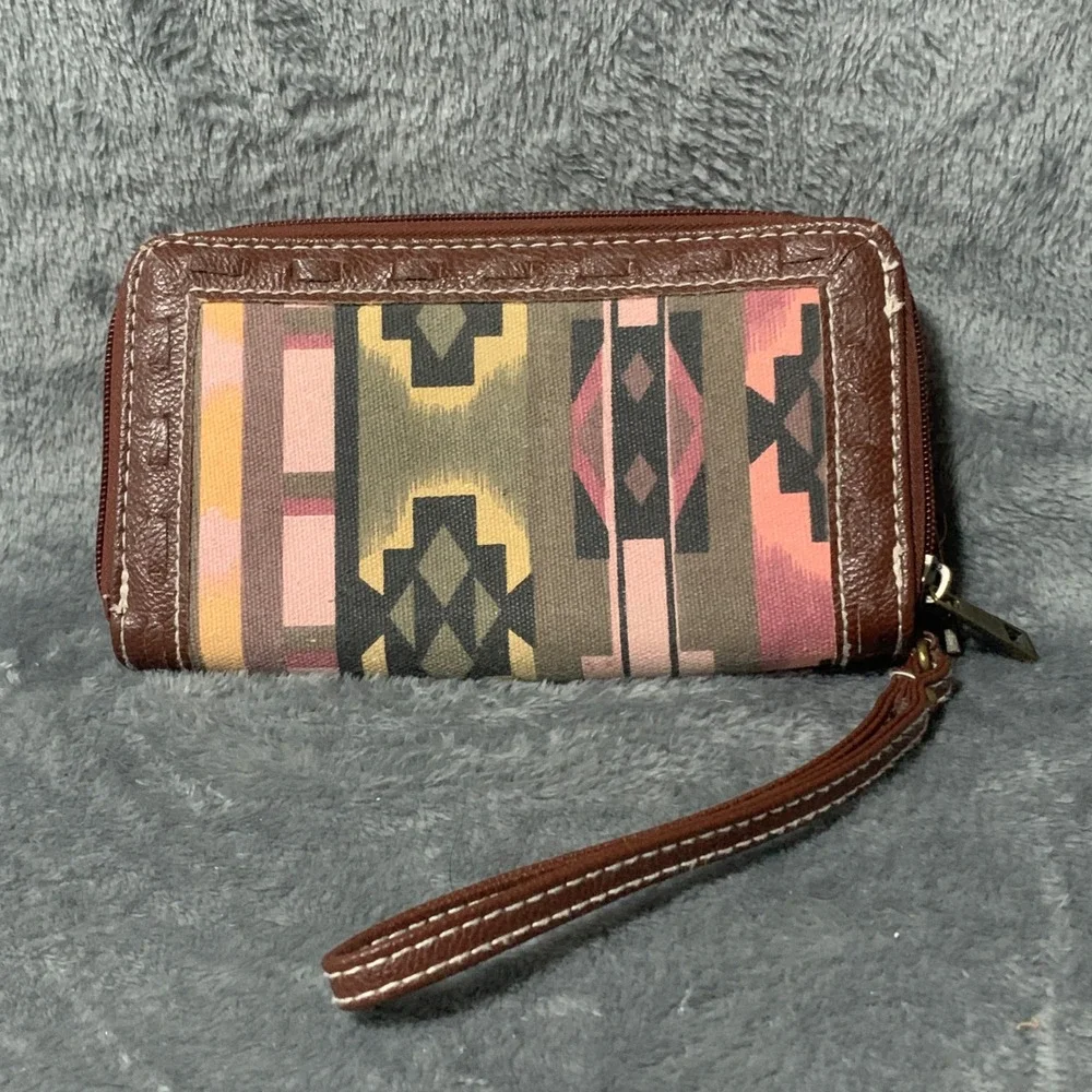 Unionbay Womens Southwestern Geometric Double Zip Wristlet Wallet Brown Pink